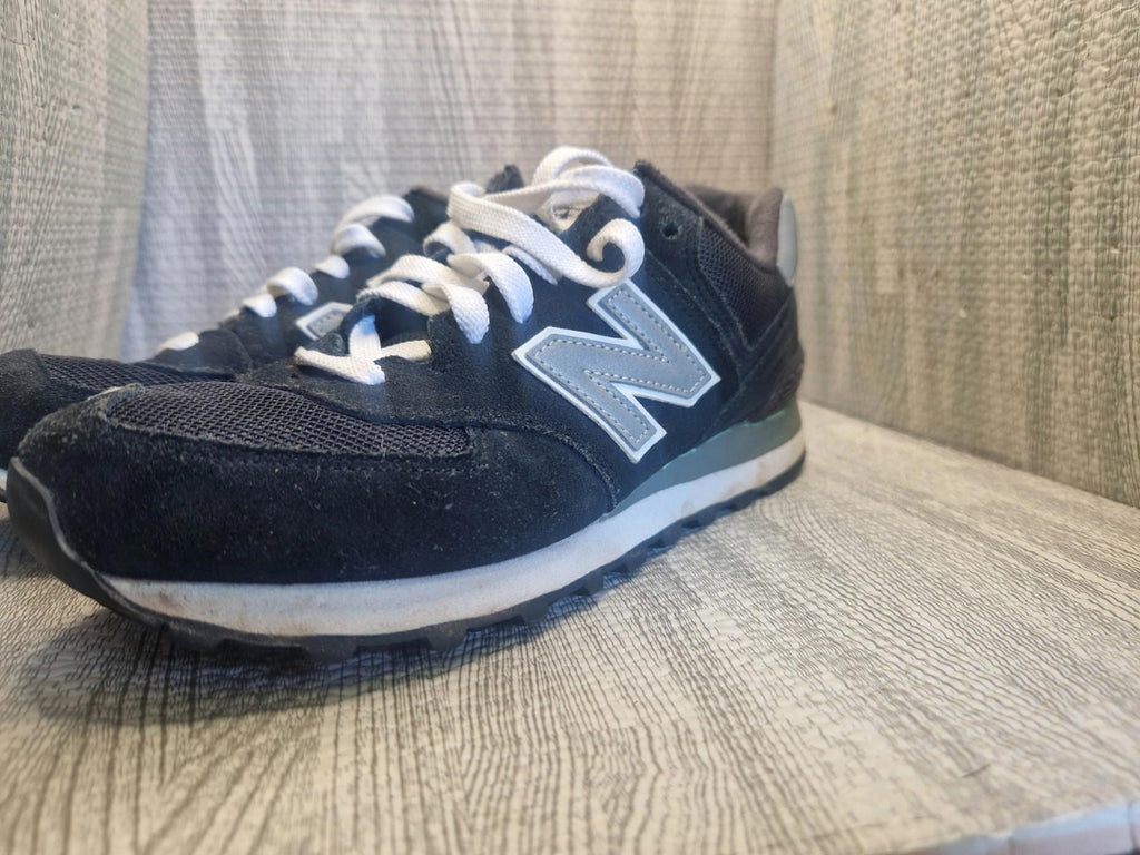 New Balance  574  Black Silver White Colourway Ladies Trainers Uk Size 5 Gc