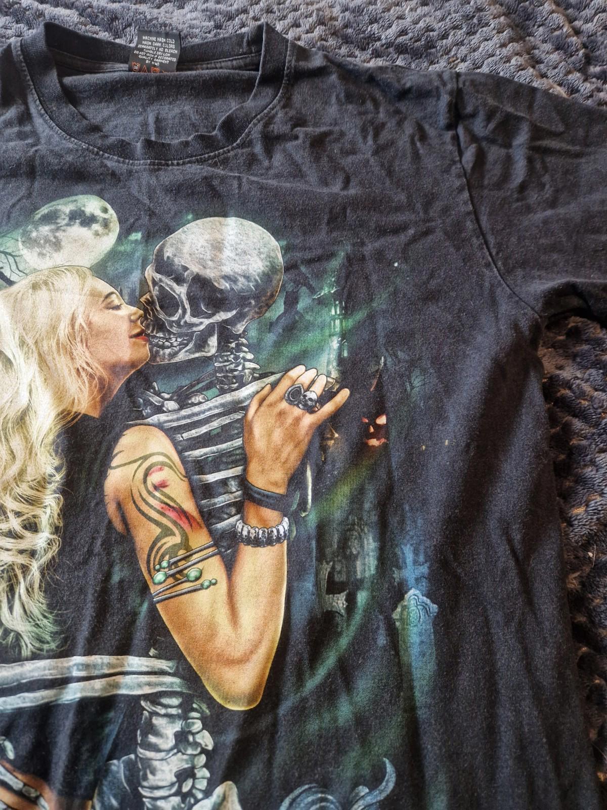 Grim Reaper Kiss Graphic  T-shirt  Front & Back Hit Uk Size L On A Wild Tag Vgc